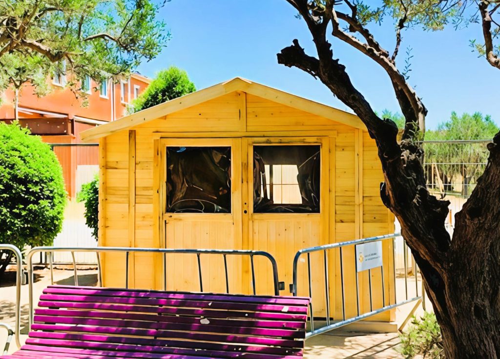 Caseta de madera en un jardín