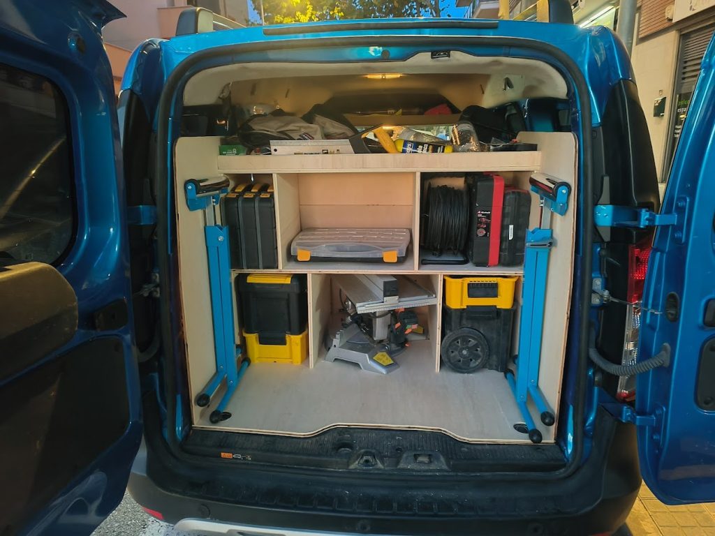 Organización de herramientas en la parte trasera de una furgoneta