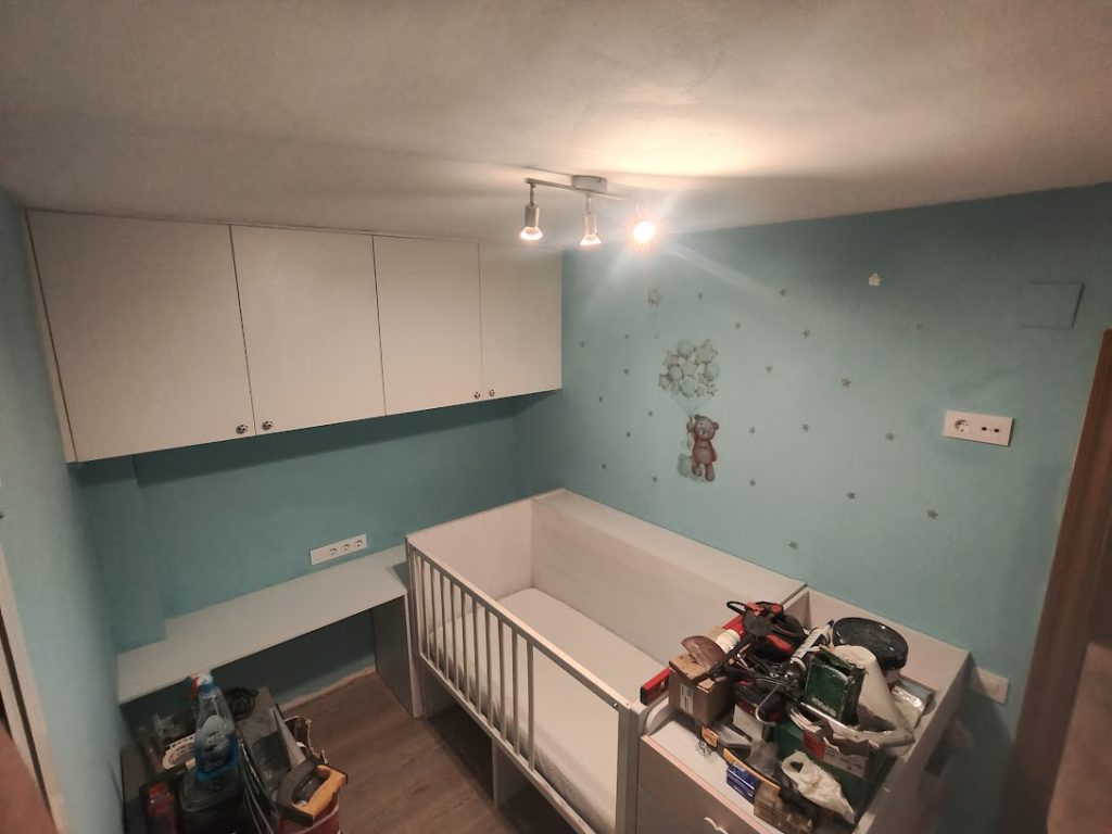 Armarios y mobiliario de una habitación infantil