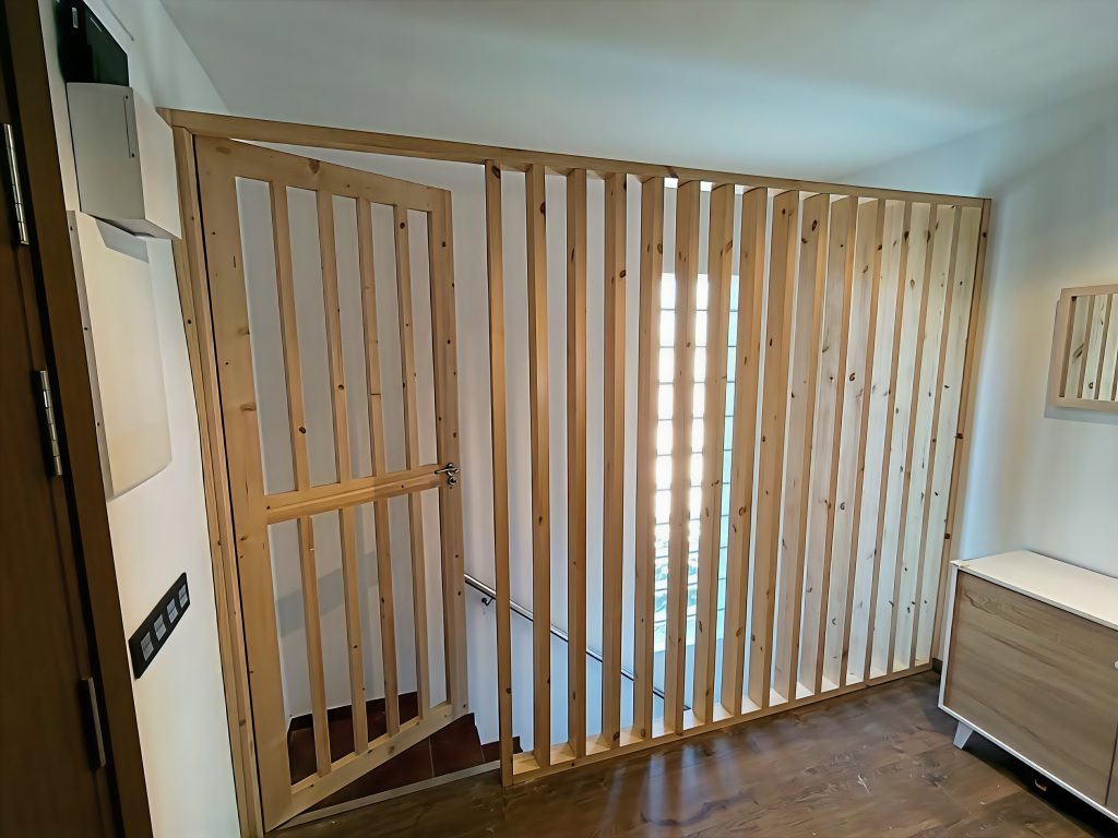 Separador de ambientes formado por listones de madera