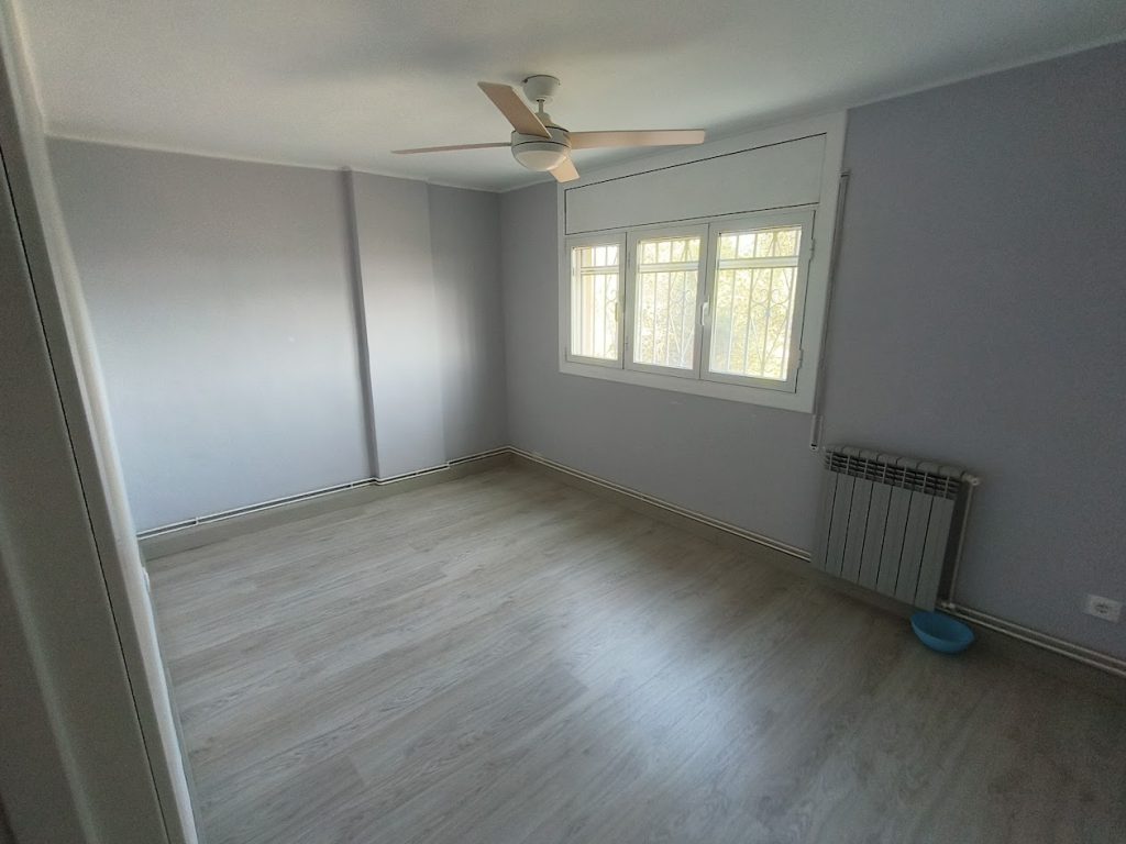 Suelo de parquet en una habitación luminosa