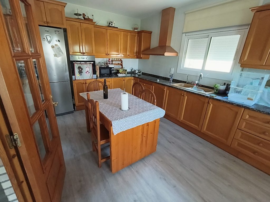 Suelo de parquet en una cocina con muebles de madera